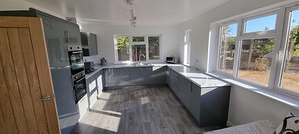 Stunning Modern 6-bedroom House all With En-suite