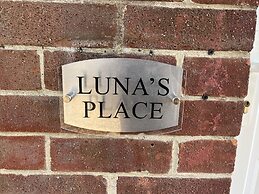 Stunning Modern 6-bedroom House all With En-suite