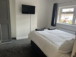 Stunning Modern 6-bedroom House all With En-suite