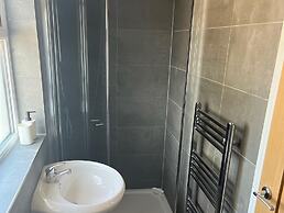 Stunning Modern 6-bedroom House all With En-suite