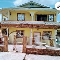 2 Bed Apartment - Sleeps 4 - Parking - Wifi