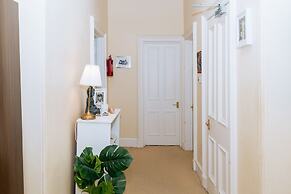 Spacious 4 Bedroom Apartment Near The Meadows/old Town