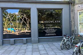 Spacious 4 Bedroom Apartment Near The Meadows/old Town