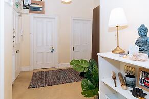 Spacious 4 Bedroom Apartment Near The Meadows/old Town