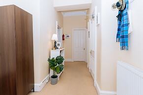 Spacious 4 Bedroom Apartment Near The Meadows/old Town