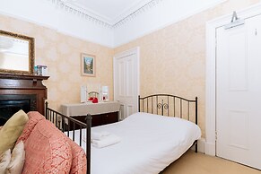 Spacious 4 Bedroom Apartment Near The Meadows/old Town