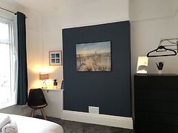 Bright Spacious 3-bed With Office & Patio, Preston