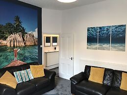 Bright Spacious 3-bed With Office & Patio, Preston