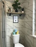 Bright Spacious 3-bed With Office & Patio, Preston