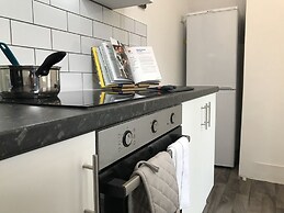 Bright Spacious 3-bed With Office & Patio, Preston