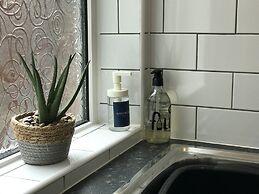 Bright Spacious 3-bed With Office & Patio, Preston