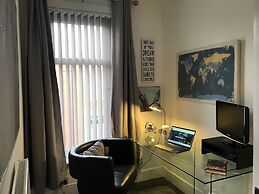 Bright Spacious 3-bed With Office & Patio, Preston