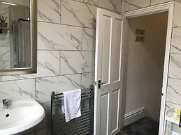 Bright Spacious 3-bed With Office & Patio, Preston