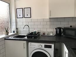 Bright Spacious 3-bed With Office & Patio, Preston