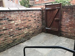 Bright Spacious 3-bed With Office & Patio, Preston