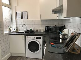 Bright Spacious 3-bed With Office & Patio, Preston