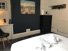 Bright Spacious 3-bed With Office & Patio, Preston