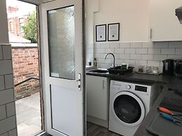 Bright Spacious 3-bed With Office & Patio, Preston