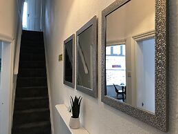 Bright Spacious 3-bed With Office & Patio, Preston