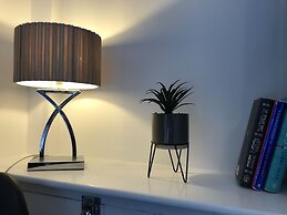 Bright Spacious 3-bed With Office & Patio, Preston