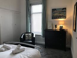 Bright Spacious 3-bed With Office & Patio, Preston