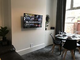 Bright Spacious 3-bed With Office & Patio, Preston