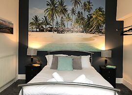 Bright Spacious 3-bed With Office & Patio, Preston