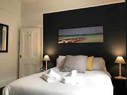 Bright Spacious 3-bed With Office & Patio, Preston