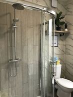 Bright Spacious 3-bed With Office & Patio, Preston