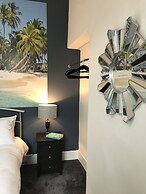 Bright Spacious 3-bed With Office & Patio, Preston