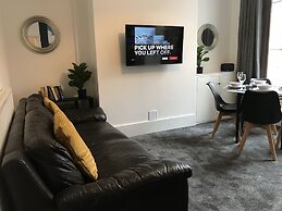 Bright Spacious 3-bed With Office & Patio, Preston