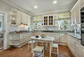 Beautiful 2-bed Apartment, Golf,pool,beach