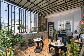 HoLo Central Saigon - Serviced HomeStay