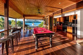 The Boathouse - Luxury Holiday Home with Jacuzzi
