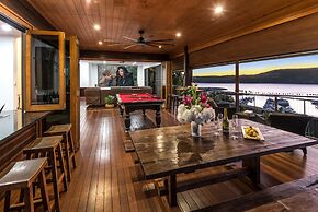 The Boathouse - Luxury Holiday Home with Jacuzzi