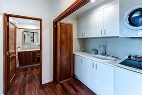 The Boathouse - Luxury Holiday Home with Jacuzzi