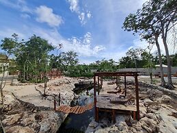 LUJOSO CON CENOTE EN LA SELVA DE TULUM