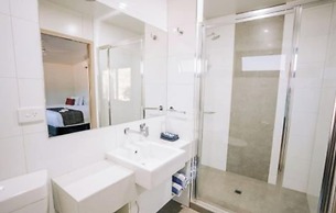 Discovery Resorts- Lake Argyle