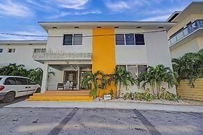 Hollywood Beach Vacation Spot Pool Beachwalk