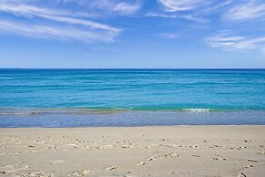 Hollywood Beach Vacation Spot Pool Beachwalk