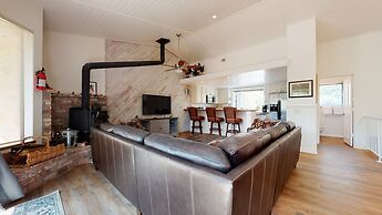 Forest Creek #15 2 Bedroom Condo by RedAwning