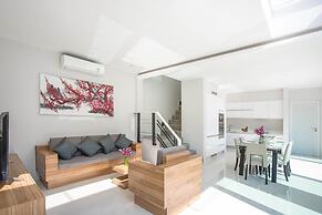 Elegant Designer 4BR Pool Villa Skylight