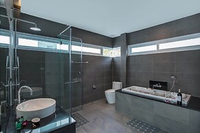 Elegant Designer 4BR Pool Villa Skylight