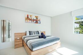 Elegant Designer 4BR Pool Villa Skylight