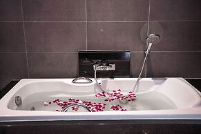 Elegant Designer 4BR Pool Villa Skylight