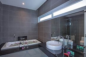 Elegant Designer 4BR Pool Villa Skylight