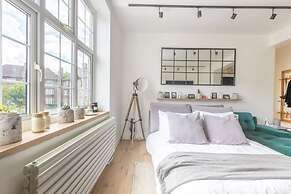 Ultra-modern 1 Bedroom in Angel With Balcony