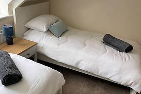 Cottage - Sleeps 6 - Garden - Parking