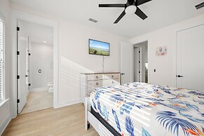 9866beachsidebeautypcwh - Beachside Beauty at Surfview Paradise