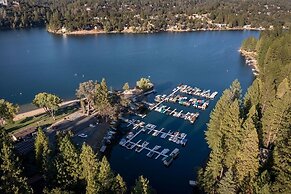 Escape At The Lake - Awesome Location Directly Across the Street from 